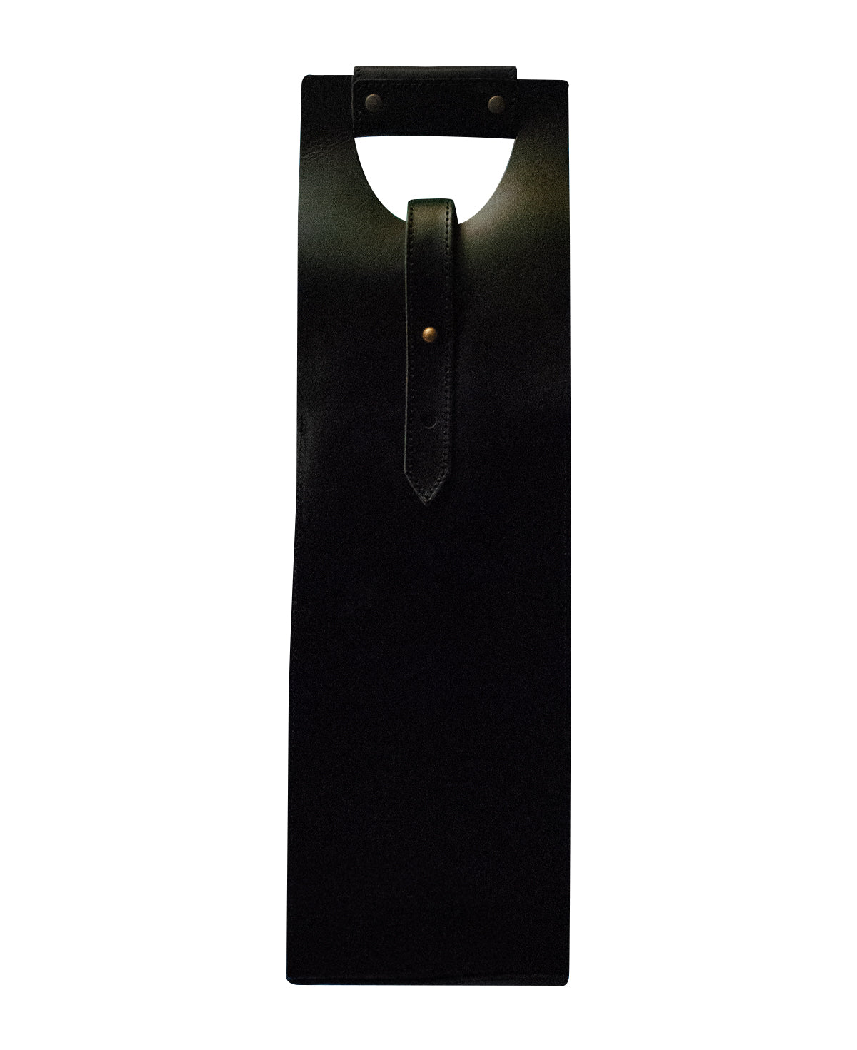 Full view of the black genuine leather single wine bottle holder on a table.
Elegante bolsa de vino de cuero y asa de mano resistente.