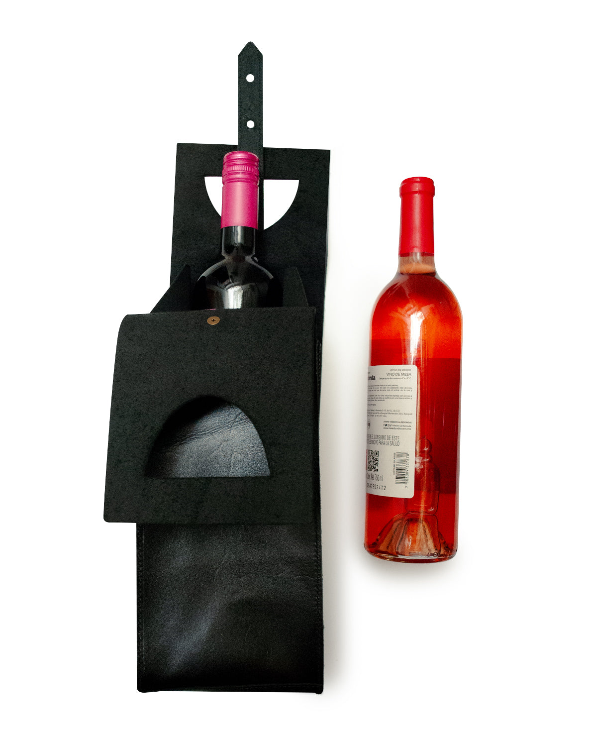 Stylish leather wine tote designed for secure transport of a standard 750ml bottle.
Bolsa de vino de piel cuero para botella de vino estándar.