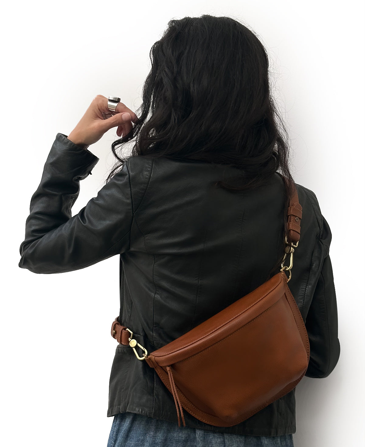 Bandolera sling bag artesanal de piel genuina Bixi Awotan en tono Chedron Tan con correa ajustable.
Bixi Awotan handcrafted Tan leather sling bag and fanny pack with adjustable strap.