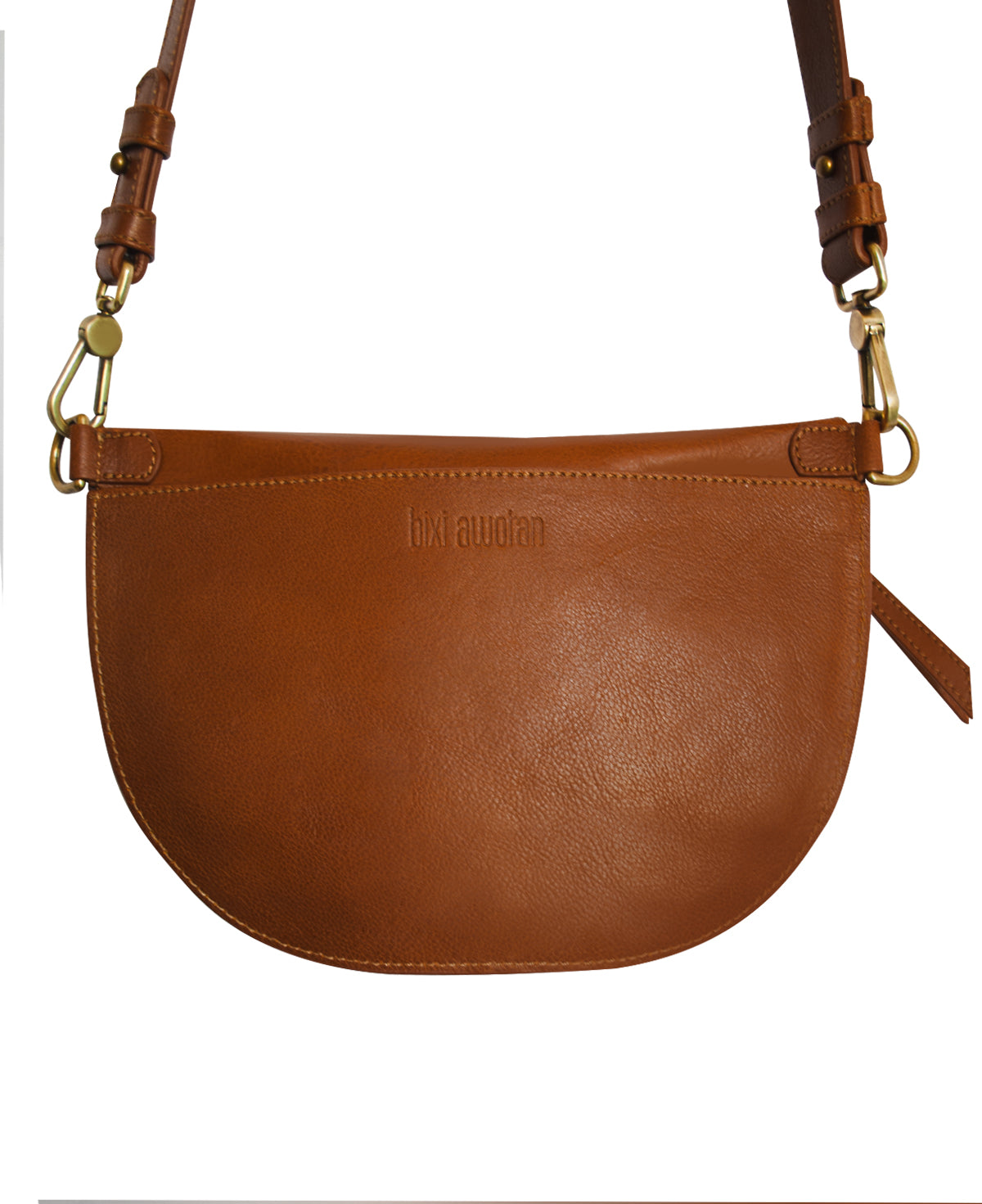 Vista trasera del bolso crossbody de piel Chedron Tan Bixi Awotan mostrando el bolsillo secreto con cierre.
Back view of Bixi Awotan Tan leather sling bag featuring the hidden secret zipper pocket.