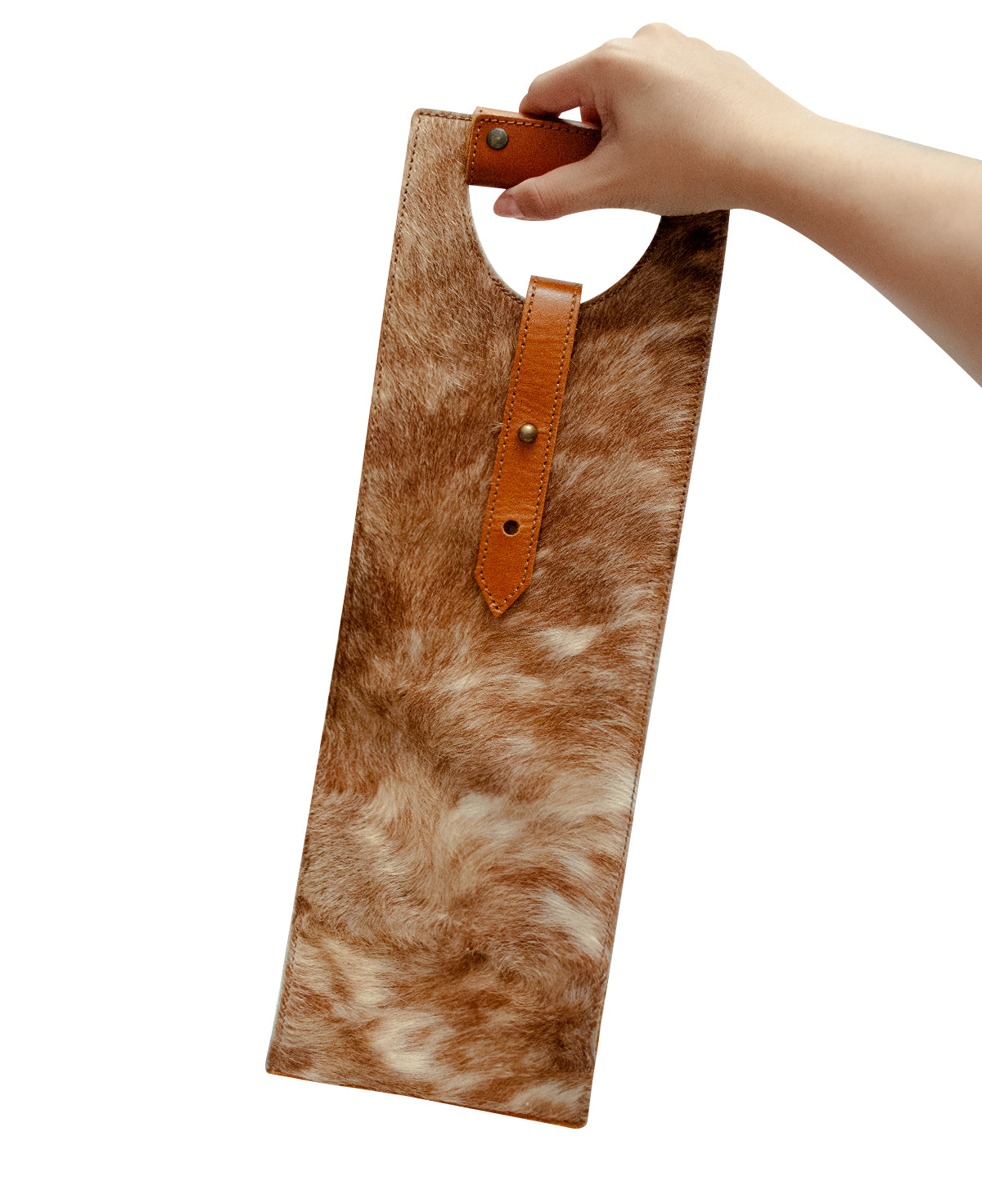 Full view of the fur cowhide leather wine bag on a rustic table setting.
Vista completa de la bolsa de vino de piel de vaca con pelo en una mesa rústica.