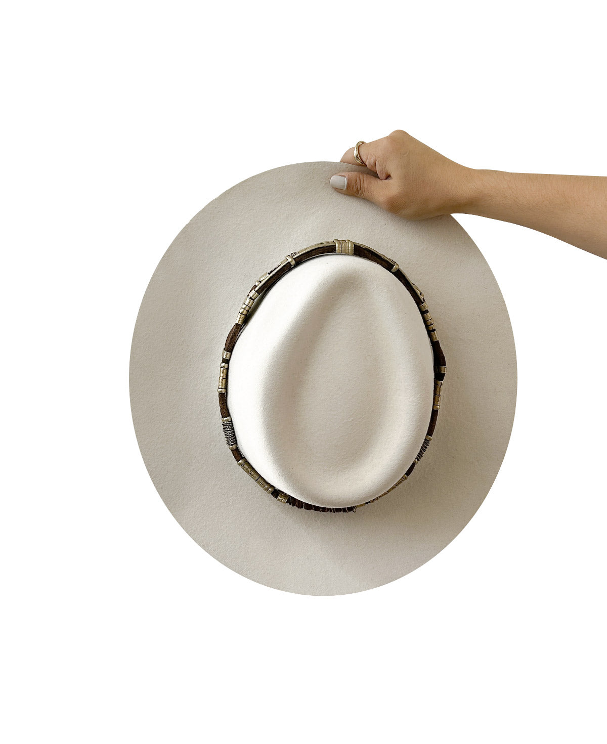 Sombrero Crema con aplicación de metal