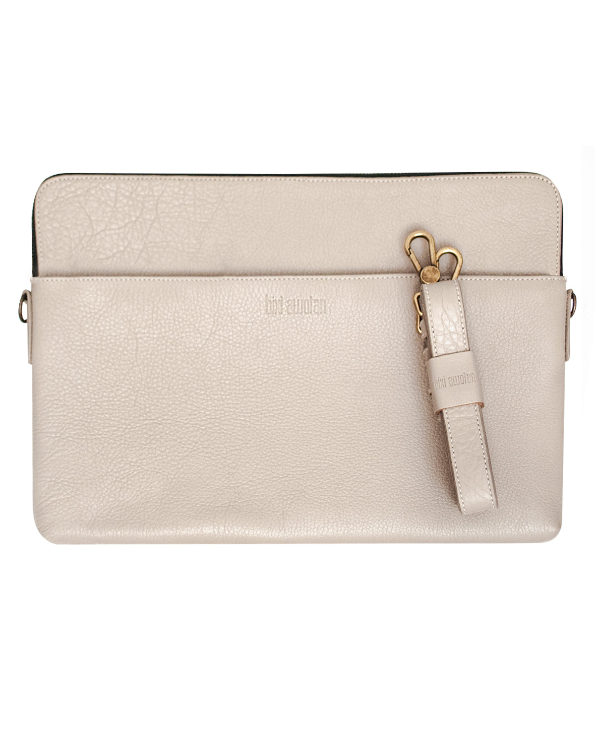 Front view of genuine leather briefcase laptop sleeve for professional use.
Vista frontal de maletín de cuero genuino para laptop profesional.