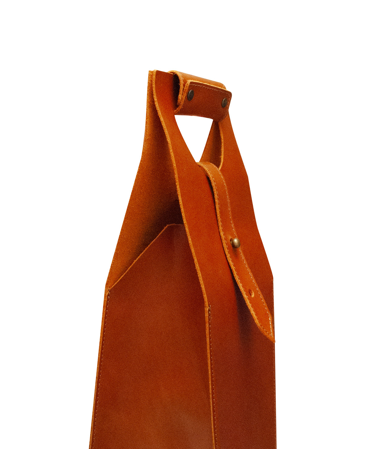 Interior view of leather wine bag showing soft, protective lining for a standard bottle.
El mejor portador de vino de piel con detalle de cierre de correa segura.