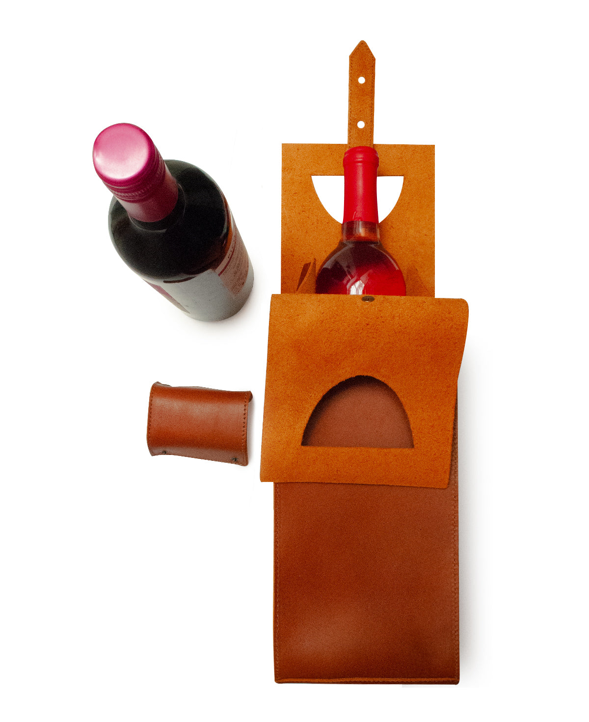Luxury tan camel leather wine bottle holder, the perfect corporate or Christmas gift.
Vista completa de la bolsa de vino de piel de piel cuero en una mesa rústica.