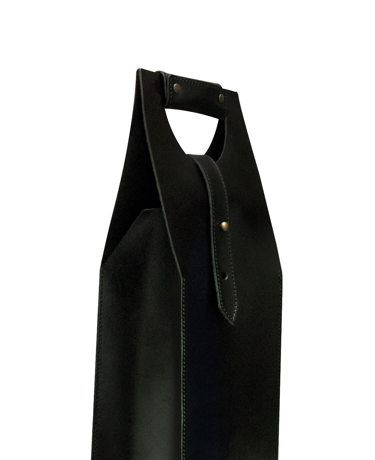 Display of the premium black leather wine bag next to a bottle, ready for gifting.
Interior de porta vino de cuero mostrando forro protector.