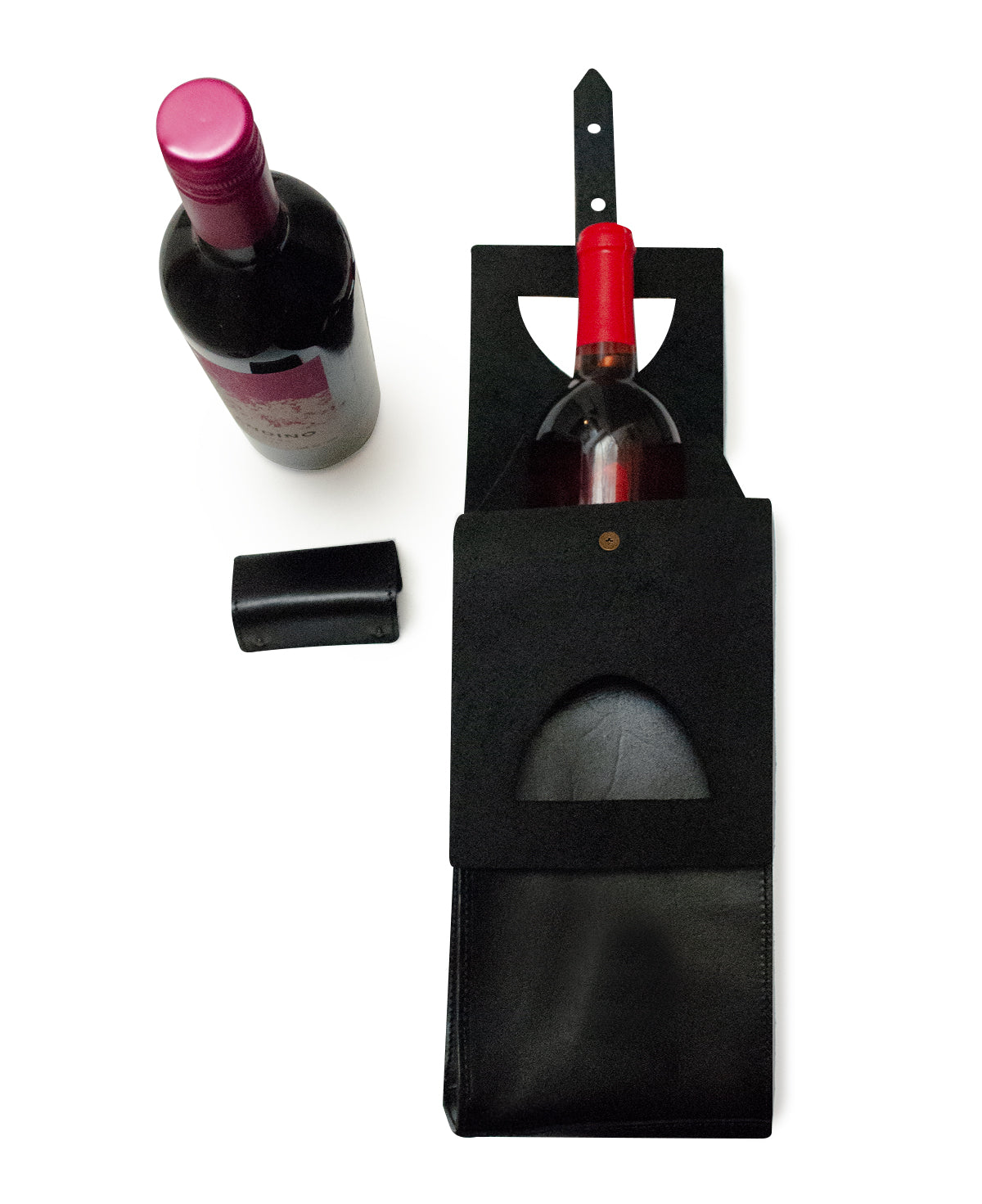 Must-have wine accessory: a sleek black leather bottle carrier with hand grip.
Regalo de vino único: lujoso portador de botellas de piel cuero.