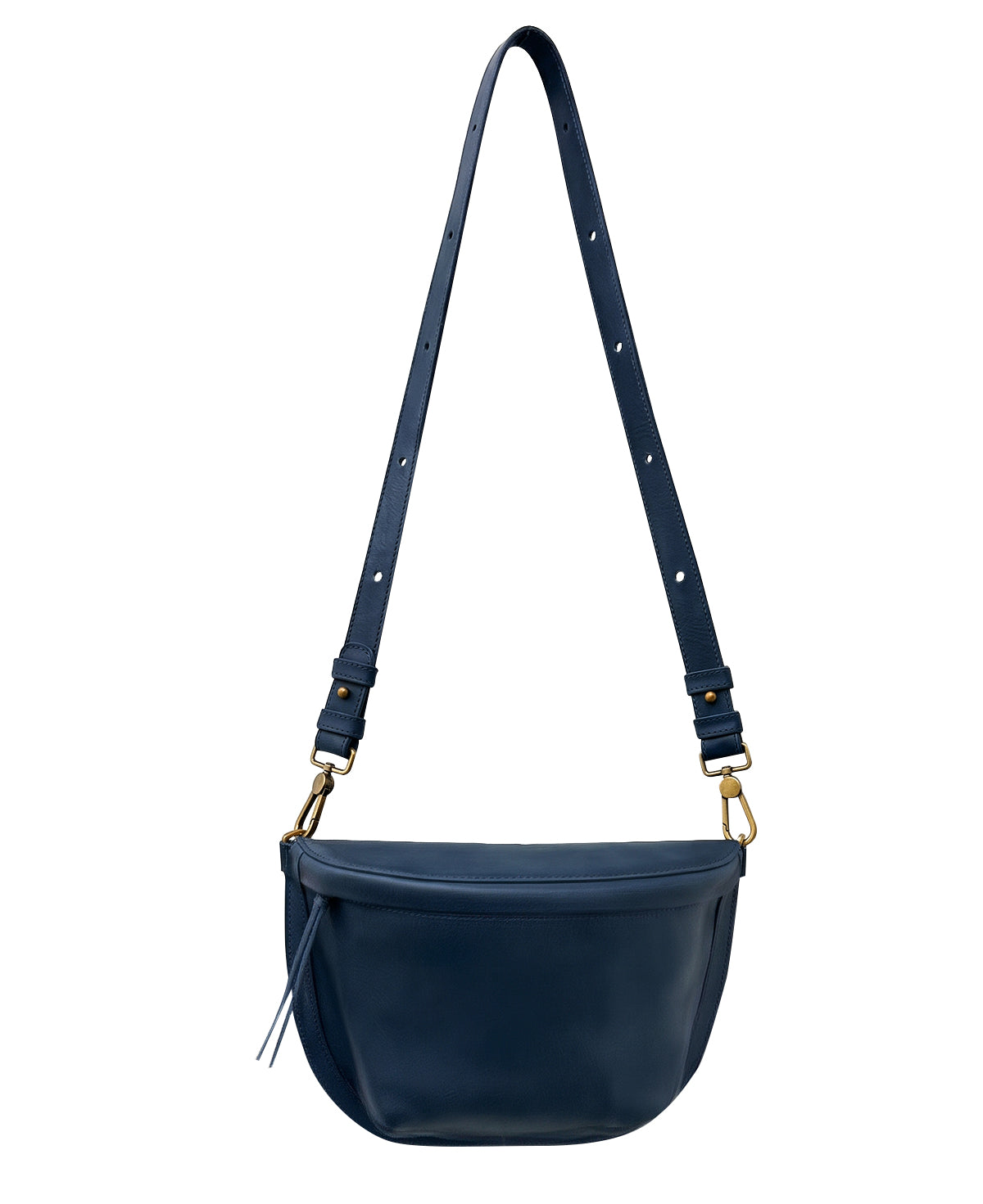 Mujer vistiendo la bandolera de piel genuina Bixi Awotan tono Azul índigo cruzada en la espalda.  

Woman wearing the Bixi Awotan indigo blue genuine leather sling bag as a back crossbody. 