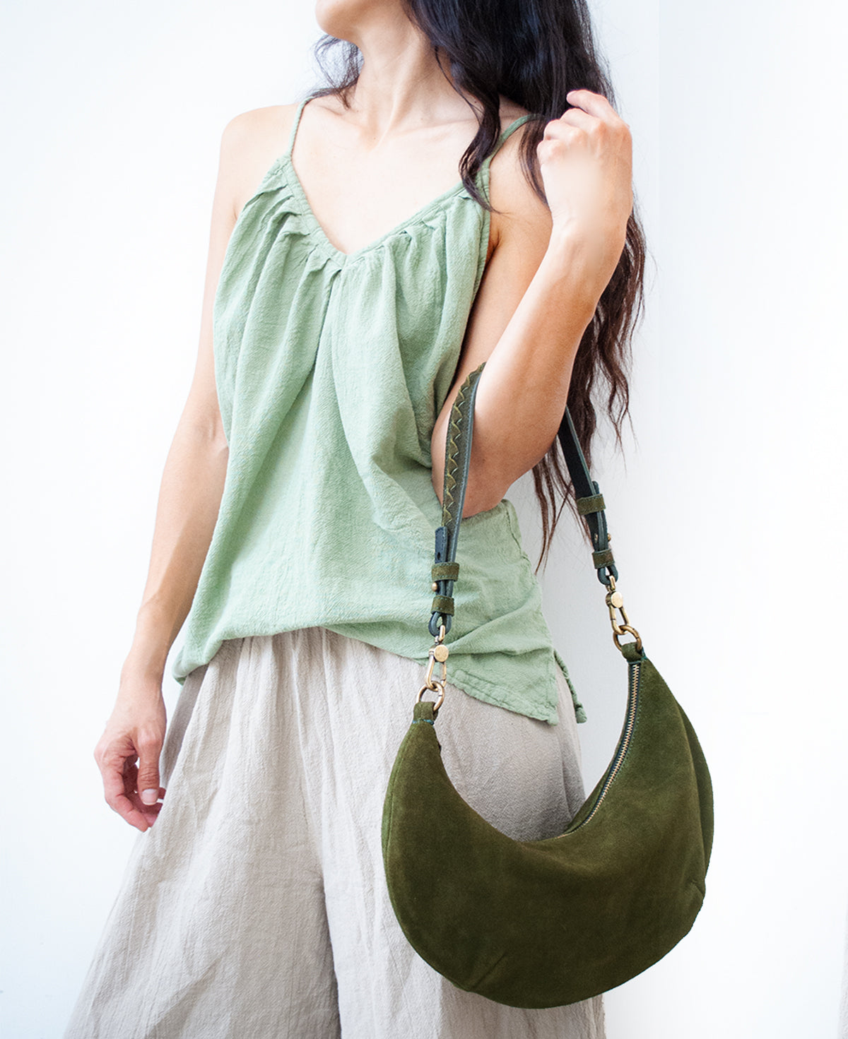 ショット　オリーブグリーン ボディバッグ Lucky Cookie' Round Mini Shoulder Bag: Soft Olive Green Genuine Suede