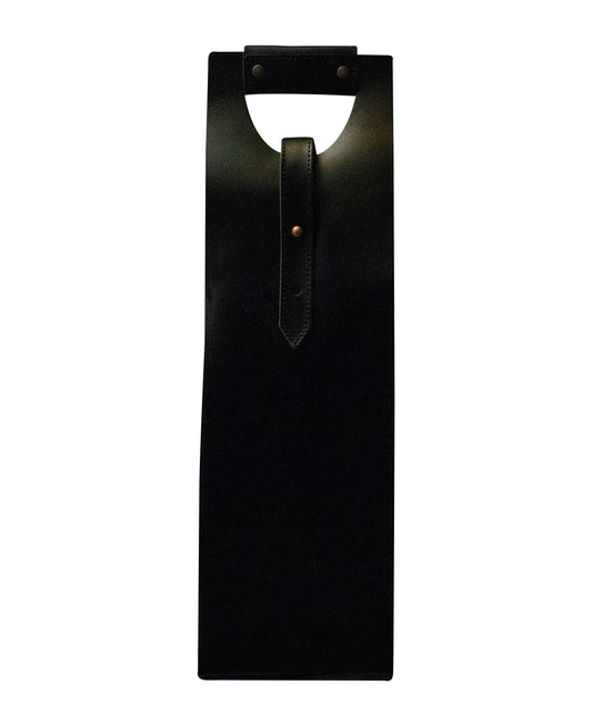 Full view of the black genuine leather single wine bottle holder on a table.

Elegante bolsa de vino de cuero y asa de mano resistente.