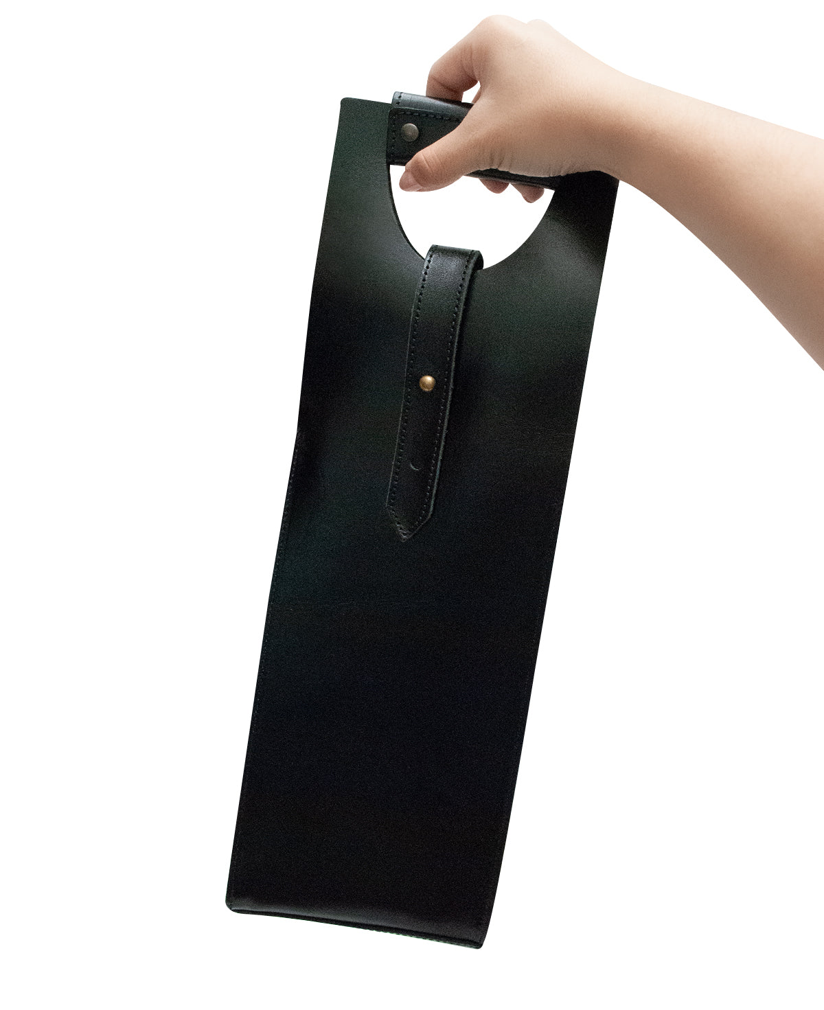 Detail of the secure safety strap on the black leather wine holder to protect the bottle.

Regalo de vino de cuero de lujo presentado con botella. Ideal para corporativo.
