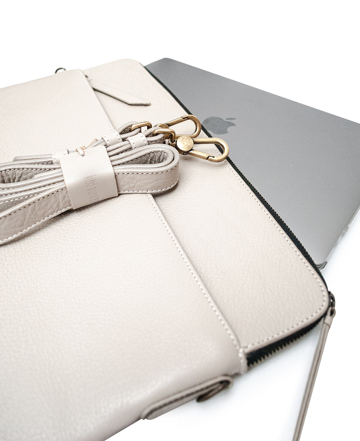 Open leather briefcase laptop bag showing soft lining for 16 inch device.	

Bolso maletín de cuero abierto mostrando forro para laptop de 16 pulgadas.