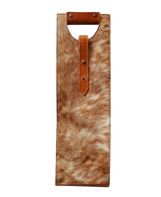 Close-up of genuine cowhide fur leather wine carrier detail.

Detalle de portavino de piel genuina de vaca con pelo.