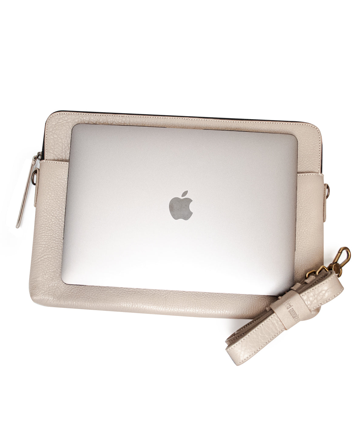 Elegant executive leather laptop sleeve designed for a 14 inch computer.

Funda ejecutiva de cuero para laptop de 14 pulgadas.