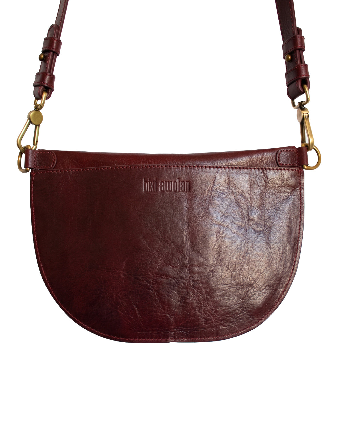 Vista trasera de la bandolera de piel Red Wine Bixi Awotan mostrando el bolsillo secreto con cierre y logo grabado. 

Back view of Bixi Awotan Red Wine leather sling bag showing the hidden zipper pocket and embossed logo.