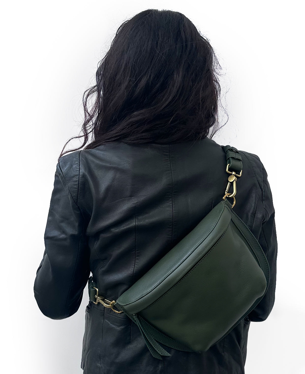 Mujer vistiendo la bandolera fanny pack de piel genuina Bixi Awotan en color Verde Bosque cruzada en la espalda.   

Woman wearing the Bixi Awotan Forest Green genuine leather sling bag as a back crossbody. 