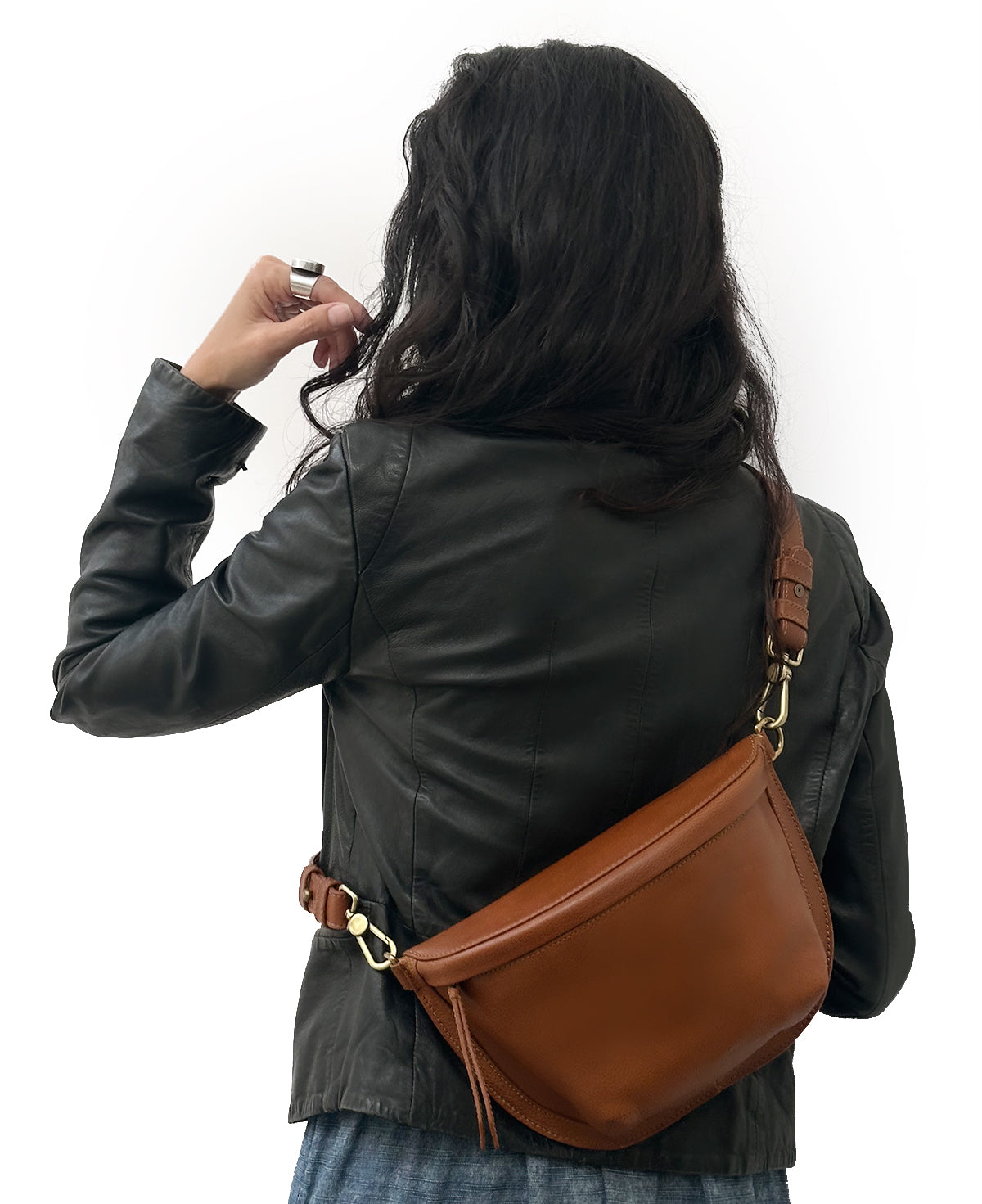 Bandolera sling bag artesanal de piel genuina Bixi Awotan en tono Chedron Tan con correa ajustable.   

Bixi Awotan handcrafted Tan leather sling bag and fanny pack with adjustable strap. 