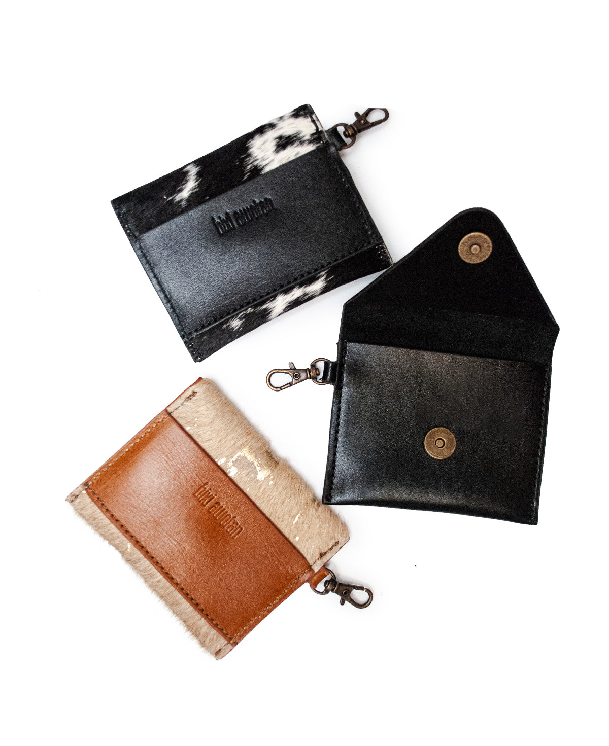 Genuine cowhide mini wallet displayed as an ideal holiday season gift.

Mini billetera de piel de vaca genuina, regalo ideal para la temporada navideña.