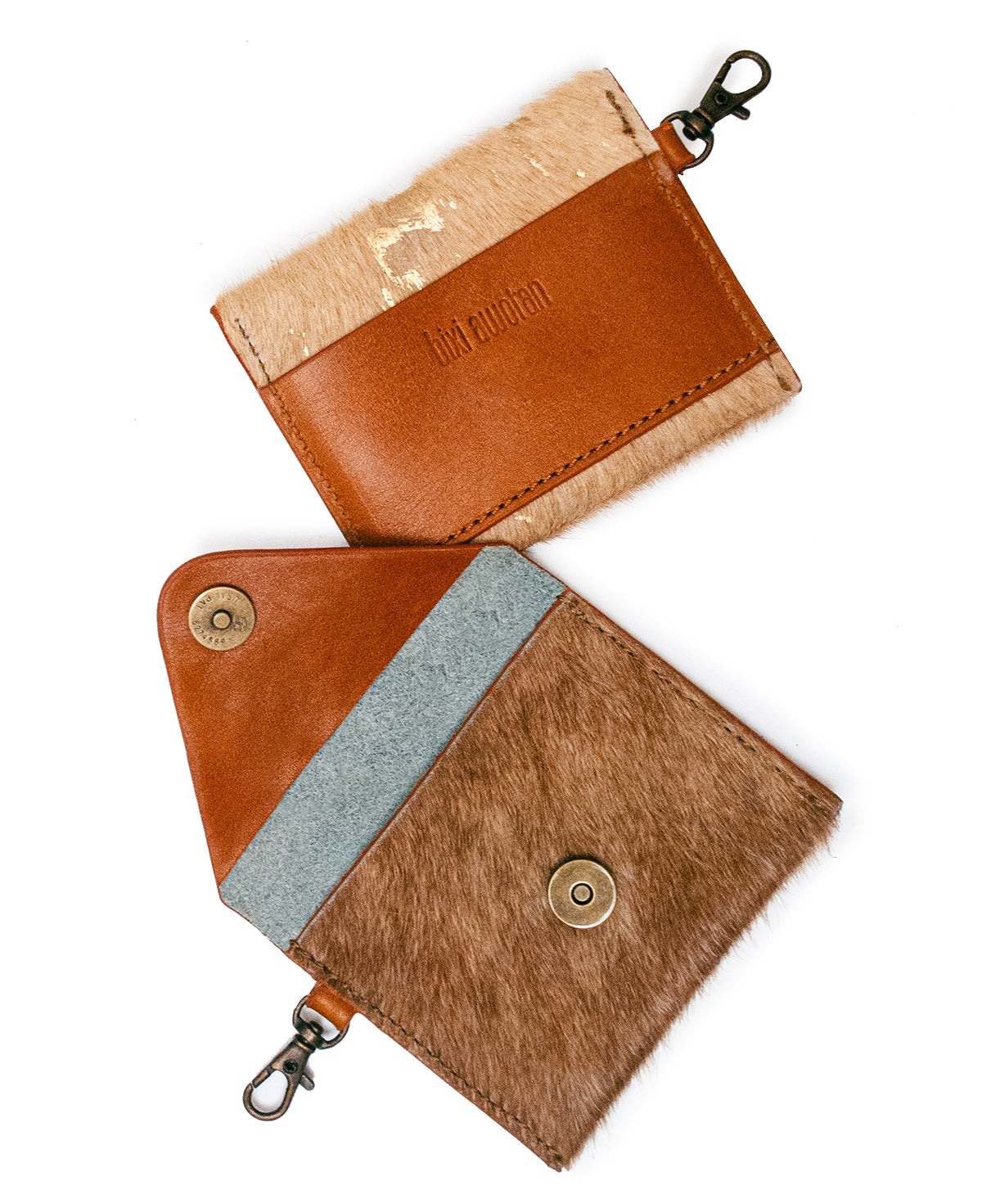 Front view of gold and tan cowhide leather slim card holder for minimalist carry.	

Vista frontal de tarjetero delgado de piel de vaca dorado y tan minimalista.