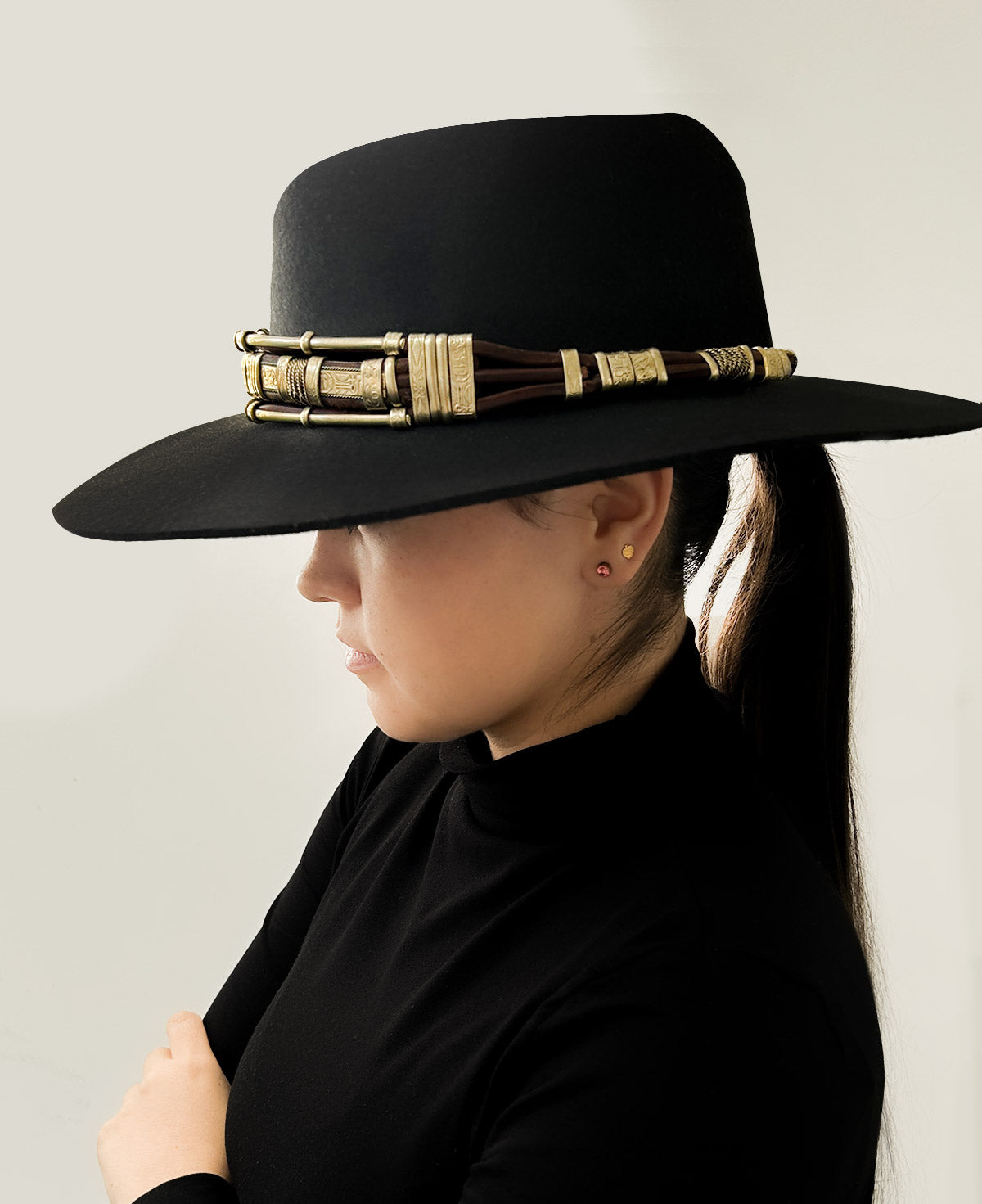 Sombrero Negro de lana con toquilla metálica