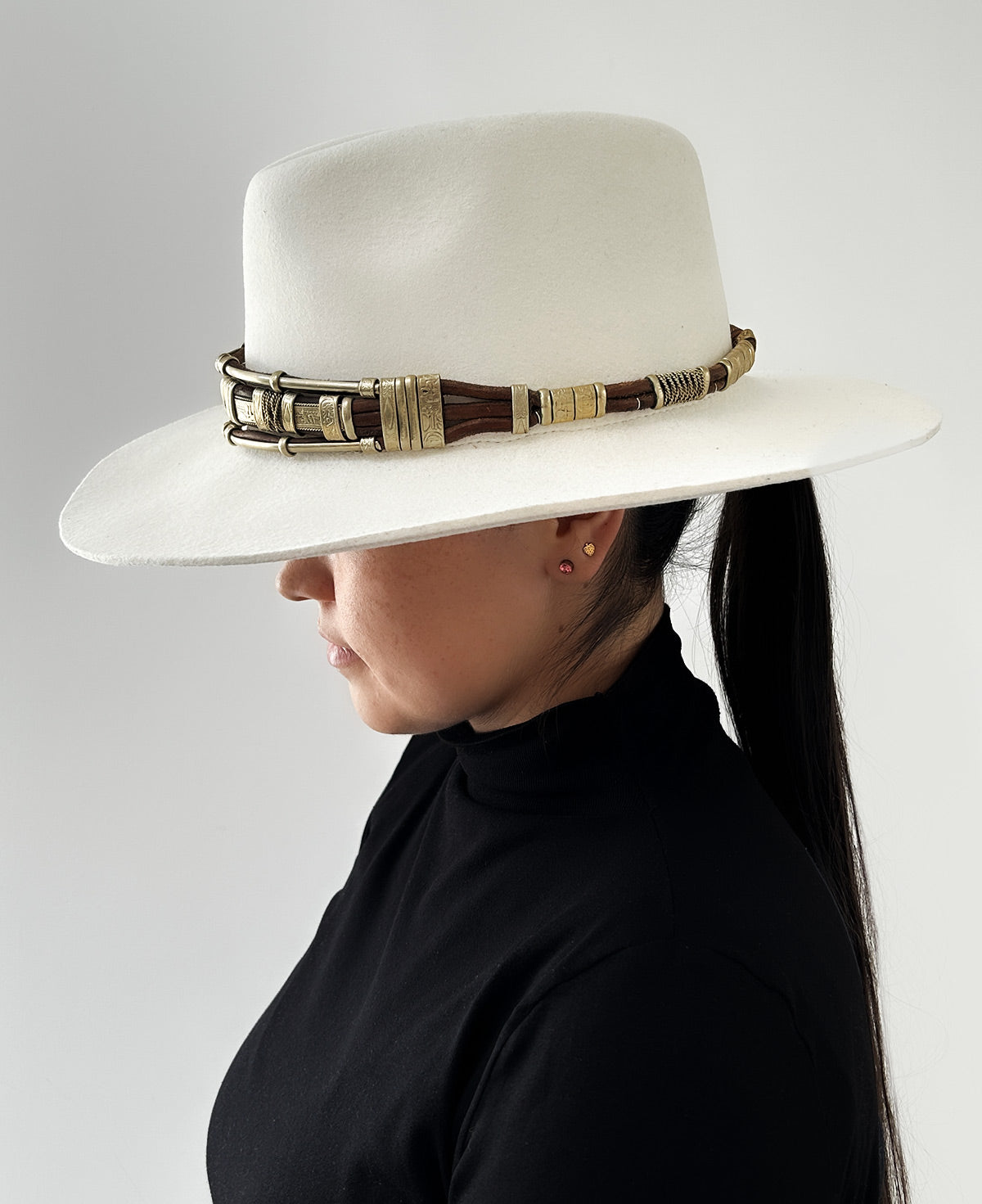 Sombrero Blanco de lana con toquilla metálica