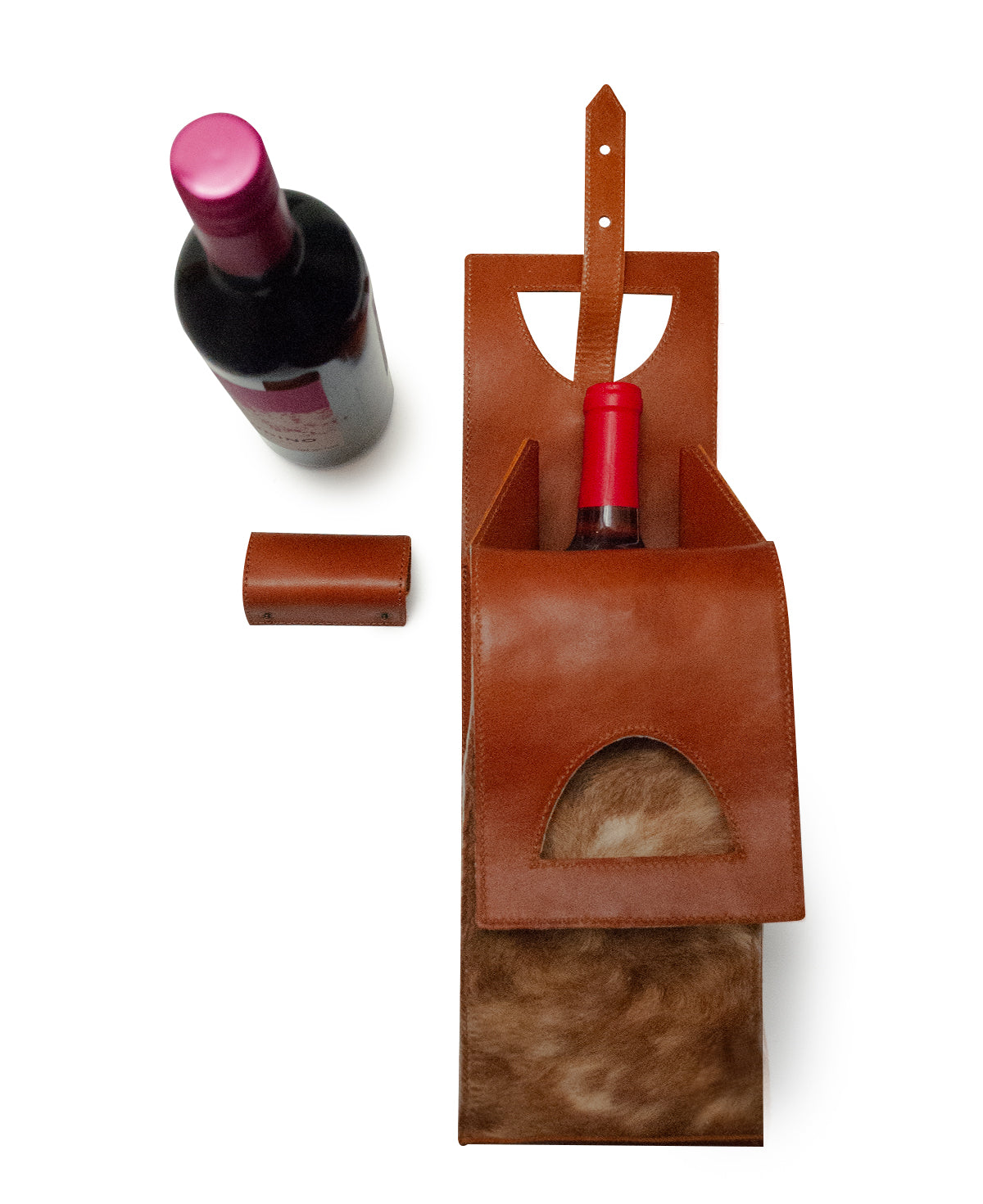 Stylish cowhide leather wine bag with sturdy carrying handle.

Elegante bolsa de vino de cuero con pelo y asa de mano resistente.