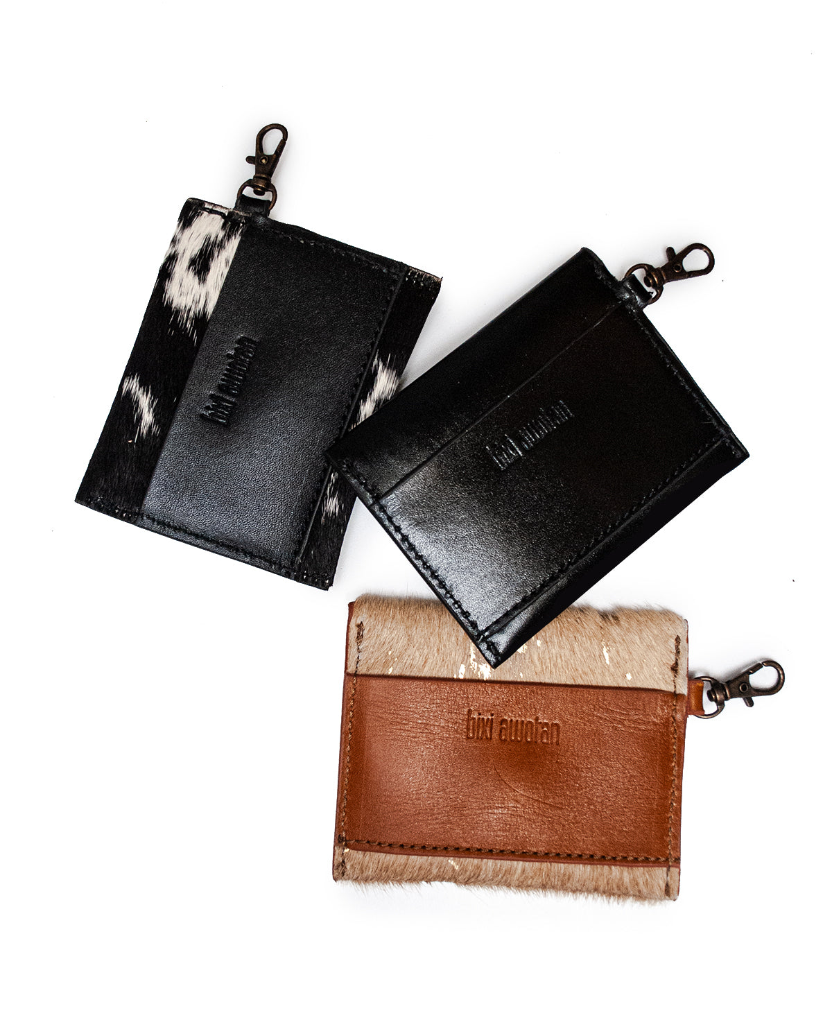 Close-up of mini wallet cowhide showing the metal clip attachment.

Detalle del clip metálico en la mini billetera de pelo de vaca.