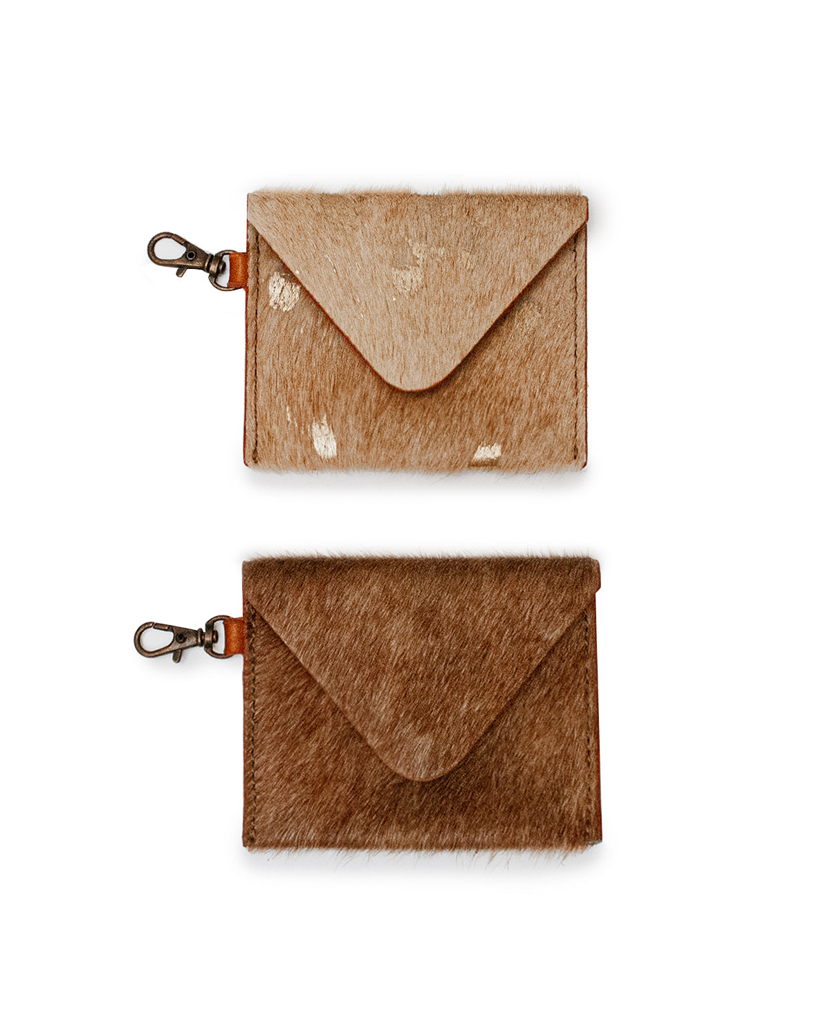 Close-up of slim leather wallet with practical clip feature for pocket or bag.

Detalle de billetera de cuero delgada con clip para bolsillo o bolso.