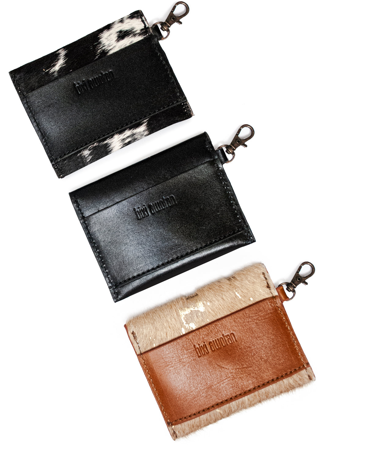 Two-tone cowhide wallet displaying slots for credit cards and ID.

Billetera bicolor de piel con pelo mostrando ranuras para tarjetas de crédito.